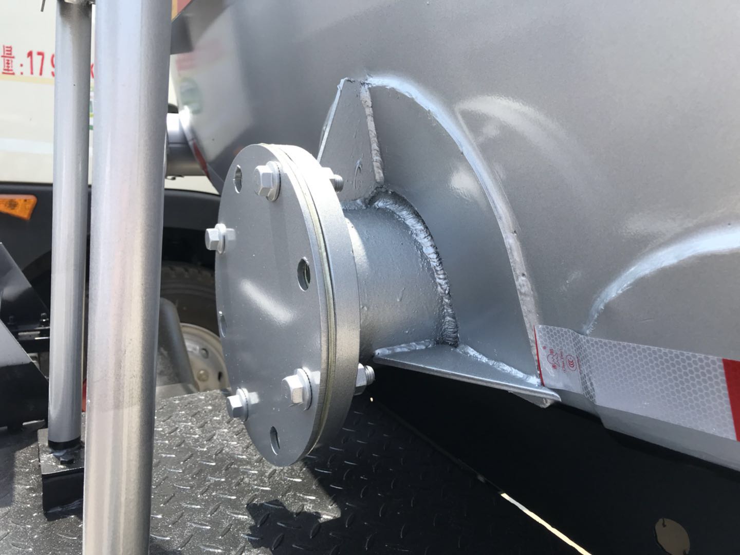 �������ǰ�ĺ�˹�Һ܇(ch��)��β�������ڈDƬ