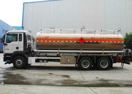 國六重汽汕德卡23.6方鋁合金運(yùn)油車 國六重汽汕德卡23.6方鋁合金運(yùn)油車