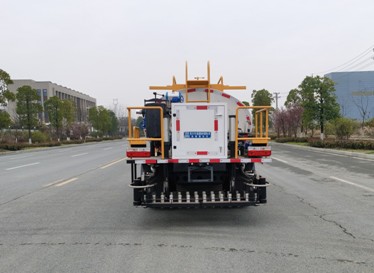 4.2立方標(biāo)準(zhǔn)型瀝青灑布車 4.2立方標(biāo)準(zhǔn)型瀝青灑布車