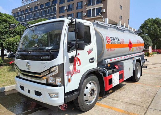 東風(fēng)多利卡8噸油罐車 東風(fēng)多利卡8噸油罐車