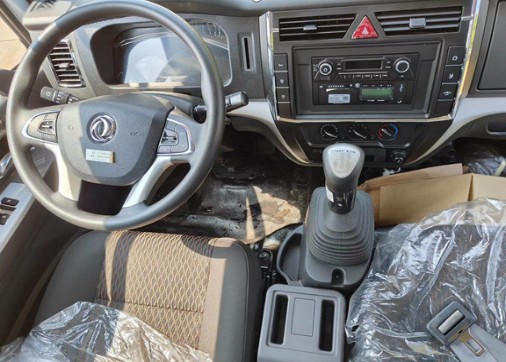 東風(fēng)多利卡8噸油罐車內(nèi)飾圖片 東風(fēng)多利卡8噸油罐車內(nèi)飾圖片