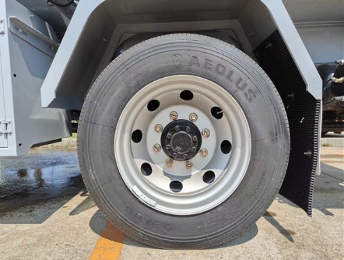 東風(fēng)多利卡8噸油罐車輪胎圖片 東風(fēng)多利卡8噸油罐車輪胎圖片