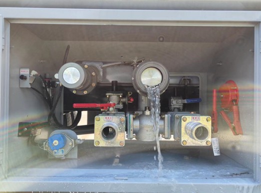 東風(fēng)多利卡8噸油罐車卸料箱圖片 東風(fēng)多利卡8噸油罐車卸料箱圖片